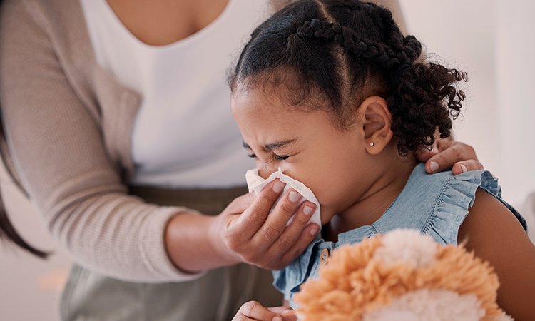 Fotografia de uma criança açoando o nariz - em Vacina da Gripe: tudo o que você precisa saber